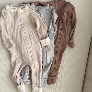 Goumi footies with bumflap- Cream, Gray, Brown 3 to 6 months. 2 way zips